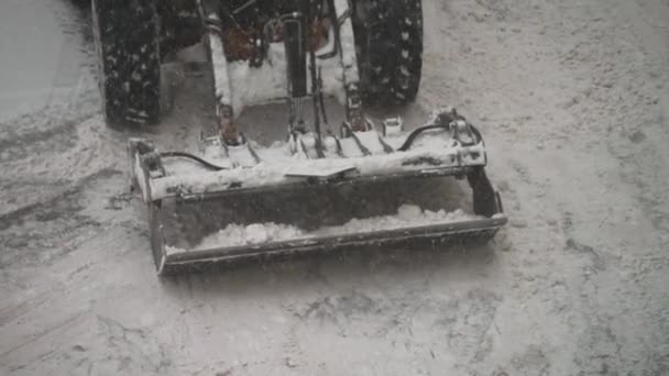 Traktor Schippt Schnee Auf Die Straße — Stockvideo