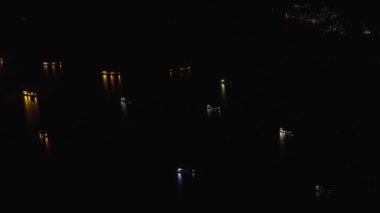 Birçok tanker gece limana girmek için demirlemiş bekliyor..