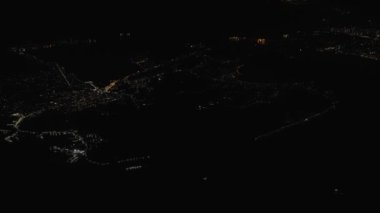 Deniz kenarındaki şehrin gece manzarası.