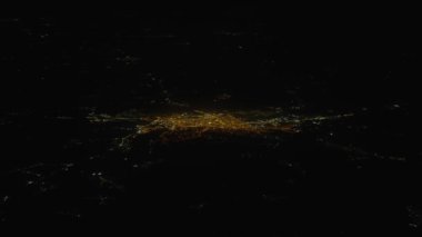 Bir uçaktan şehrin güzel gece manzarası.