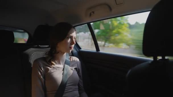Κορίτσι Βόλτες Ένα Ταξί Και Κοιτάζει Έξω Από Παράθυρο — Αρχείο Βίντεο