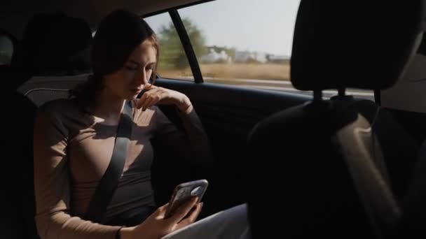 Κορίτσι Είναι Ιππασία Ένα Ταξί Και Χρησιμοποιώντας Ένα Κινητό Τηλέφωνο — Αρχείο Βίντεο