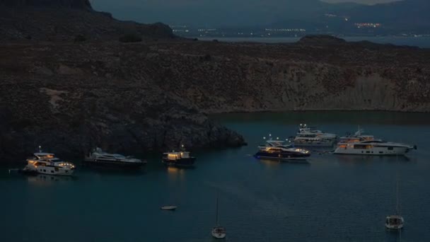 Yachts Coûteux Sont Amarrés Dans Baie — Video