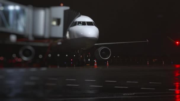 Geceleri Havaalanında Rampası Olan Bir Uçak — Stok video