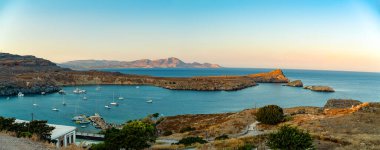 Pahalı yatlar Lindos Körfezi 'nde demirli..