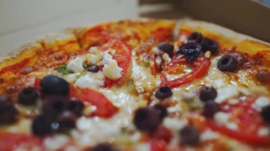 Maya hamurlu Yunan pizzası.