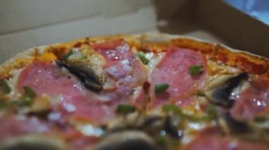 Mayasız hamur üzerinde Şampiyonlar Pizzalı Mortadella.