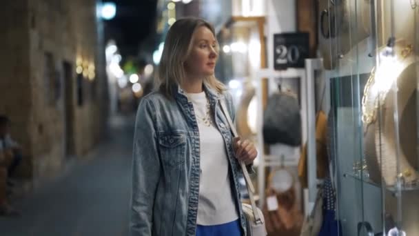 Mujer Mira Joyería Escaparate Tienda Por Noche — Vídeo de stock