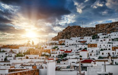 Yunanistan 'ın Rodos adasındaki Lindos kentinin kar beyazı çatıları.