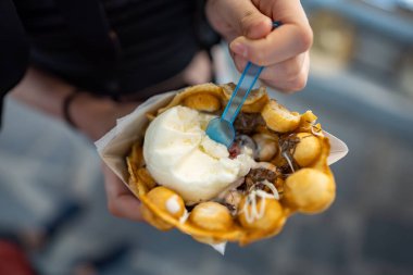 Dondurmalı waffle tutan kız. Sokak yemeği..