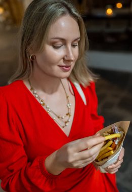 Kadın kızarmış patatesle pide yiyor..