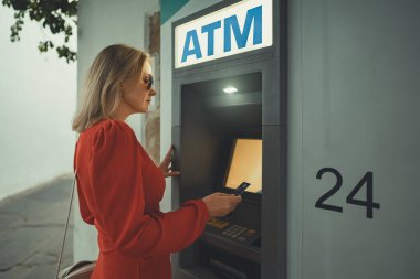ATM sokakta kullanan kadın.