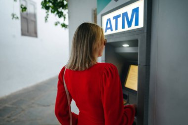 ATM sokakta kullanan kadın.