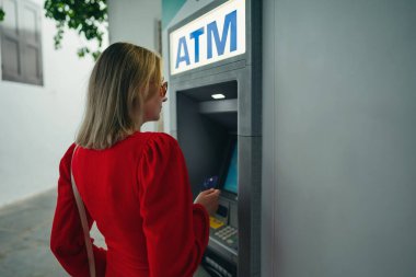 ATM sokakta kullanan kadın.