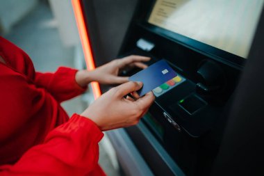 ATM sokakta kullanan kadın.