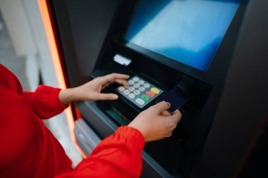 ATM sokakta kullanan kadın.