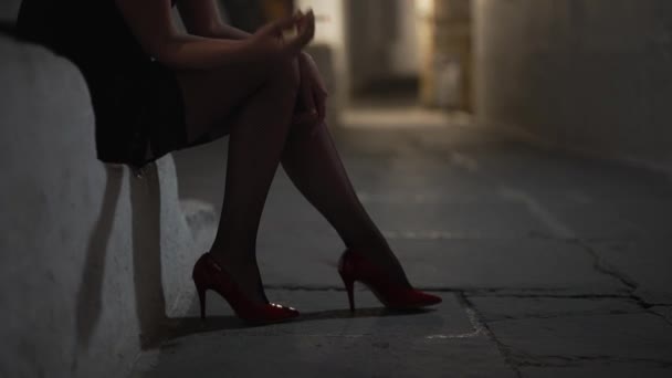 Женщина Проститутка Сигаретой Улице — стоковое видео