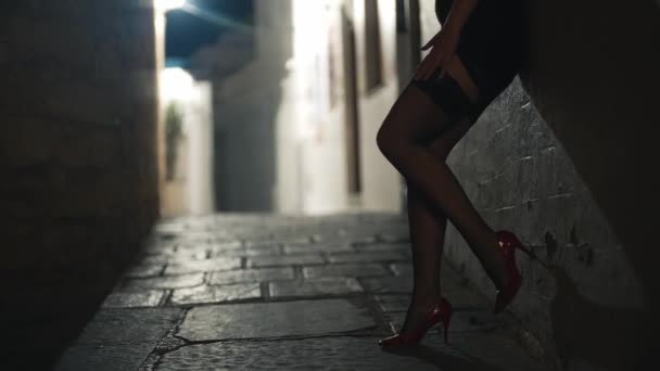 Γυναίκα Πόρνη Κάλτσες Στο Δρόμο — Αρχείο Βίντεο