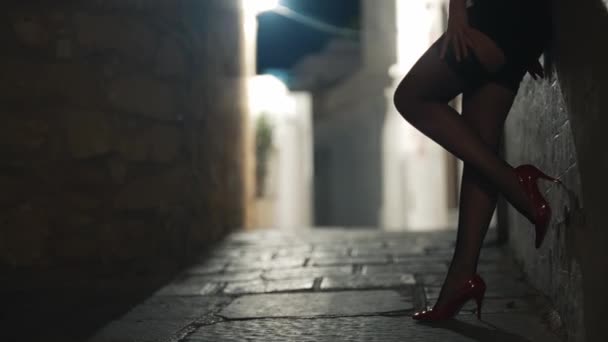 Kobieca Prostytutka Pończochach Ulicy — Wideo stockowe