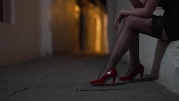 Kobieta Prostytutka Papierosem Ulicy — Wideo stockowe
