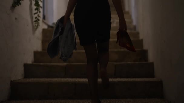 Mulher Caminha Para Casa Descalça Noite Depois Uma Festa — Vídeo de Stock