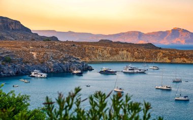 Pahalı yatlar körfezde demirli..