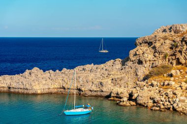 Rodos 'taki St. Paul Körfezi' nde mavi bir yat..