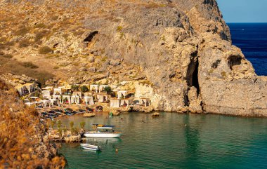 Yunanistan 'ın Rodos kentindeki St. Paul Körfezi' ndeki yüksek uçurumlar.