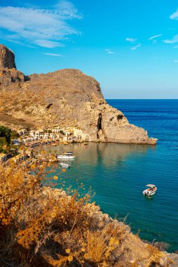 Yunanistan 'ın Rodos kentindeki St. Paul Körfezi' ndeki yüksek uçurumlar.