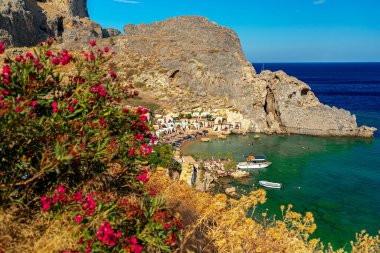 Lindos Akropolü ve Rodos 'taki St. Paul Körfezi' ndeki plaj..