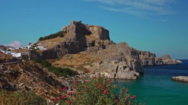 Lindos Akropolü ve Rodos 'taki St. Paul Körfezi' ndeki plaj..
