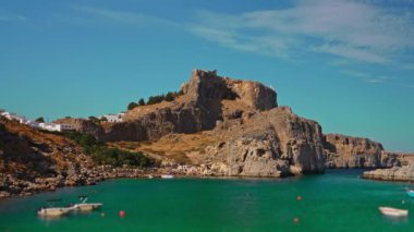 Lindos Akropolü ve Rodos 'taki St. Paul Körfezi' ndeki plaj..