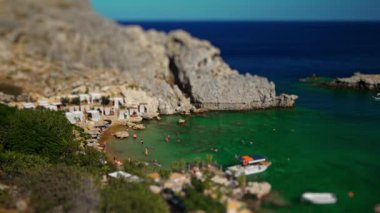 Rodos 'taki Saint Paul' s Bay 'de Mikros Gialos plajında gözlerden uzak..