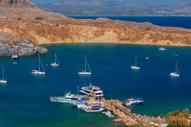 Rodos 'taki Lindos şehrinde gemileri olan bir liman..