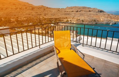 Sahile bakan balkondaki sarı güneş pansiyonunda..