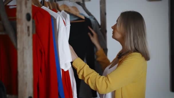 Kobieta Wybiera Ubrać Ubrania Szafie — Wideo stockowe