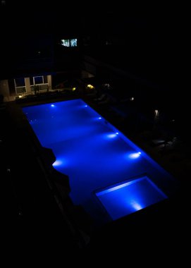 Geceleri modern arka bahçe su havuzu.