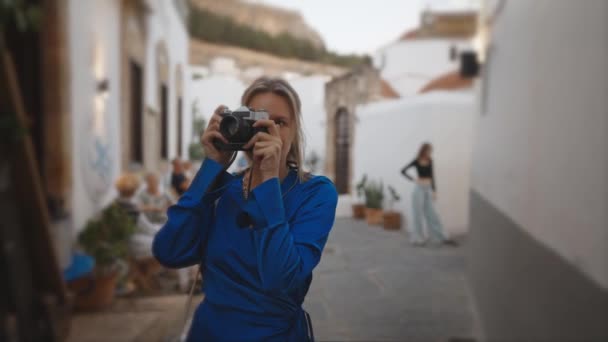 Жінка Турист Старовинною Камерою Старому Місті — стокове відео
