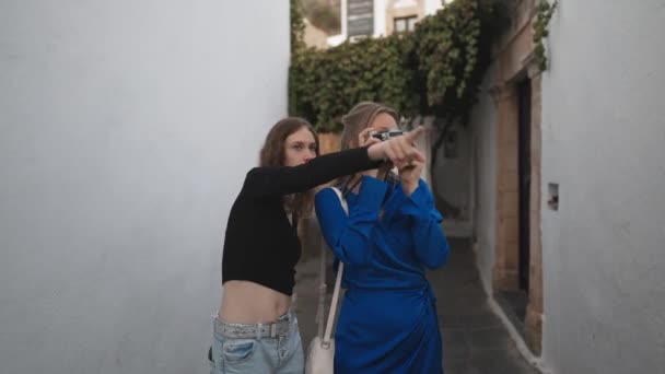 Due Turisti Sesso Femminile Alla Scoperta Del Centro Storico — Video Stock