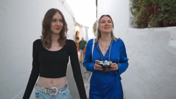 旧市街を探索する2人の女性観光客 — ストック動画