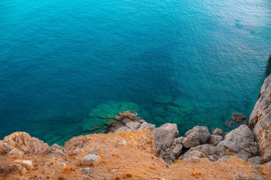 Yüksek bir uçurumdan Akdeniz manzarası.