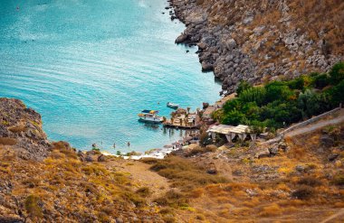 Rodos 'taki Saint Paul' s Bay 'de Mikros Gialos plajında gözlerden uzak..