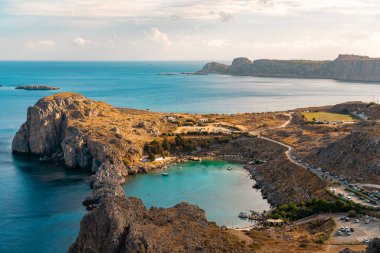 Lindos, Rodos, Yunanistan 'daki Saint Paul körfezindeki hava manzarası.