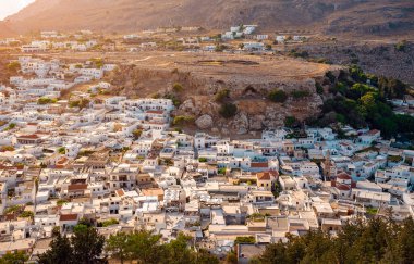 Yunanistan 'ın Rodos adasındaki Lindos kentinin kar beyazı çatıları.
