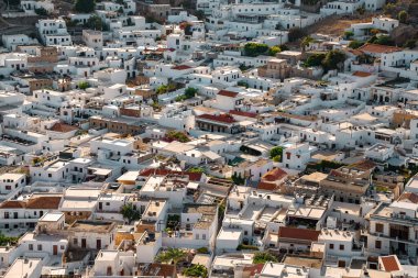 Yunanistan 'ın Rodos adasındaki Lindos kentinin kar beyazı çatıları.