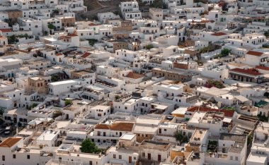 Yunanistan 'ın Rodos adasındaki Lindos kentinin kar beyazı çatıları.