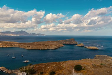 Dağlarla çevrili Lindos Körfezi manzarası.