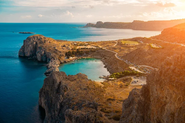 Lindos, Rodos, Yunanistan 'daki Saint Paul körfezindeki hava manzarası.