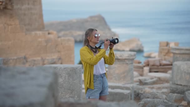 Une Touriste Prend Des Photos Lors Une Excursion — Video