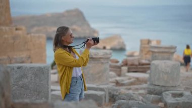 Dişi turist gezide fotoğraf çekiyor..